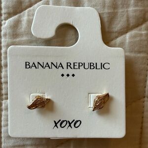 Banana Republic Gold Seashell Earrings